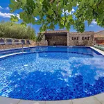 Apartment Haya With Heated Pool Linardići