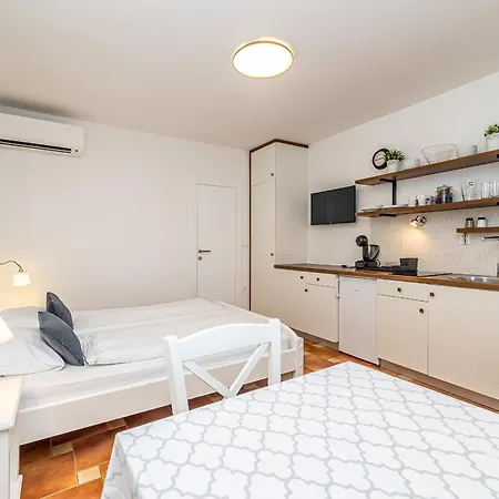 Haya With Heated Pool Appartement