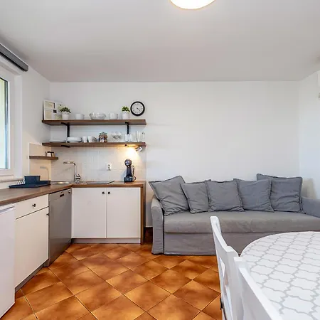 Haya With Heated Pool Apartment Linardici
