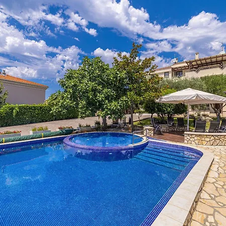 Apartment Haya With Heated Pool