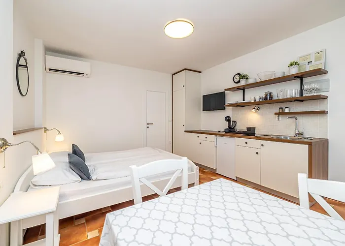 Haya With Heated Pool Apartman