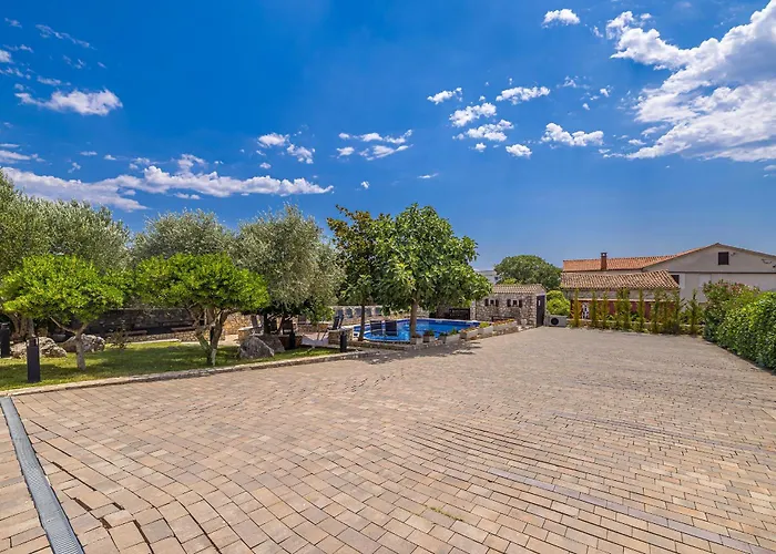Haya With Heated Pool Apartman *