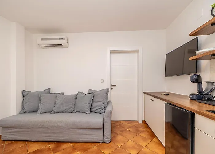 Haya With Heated Pool Apartman *