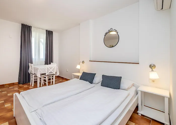 Apartman Haya With Heated Pool Linardici
