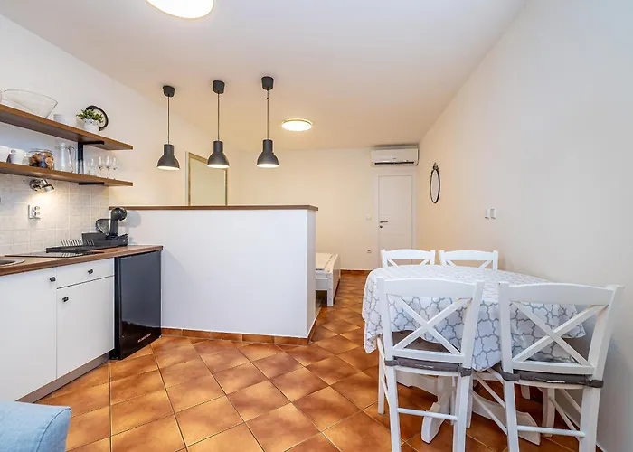 Haya With Heated Pool Apartman