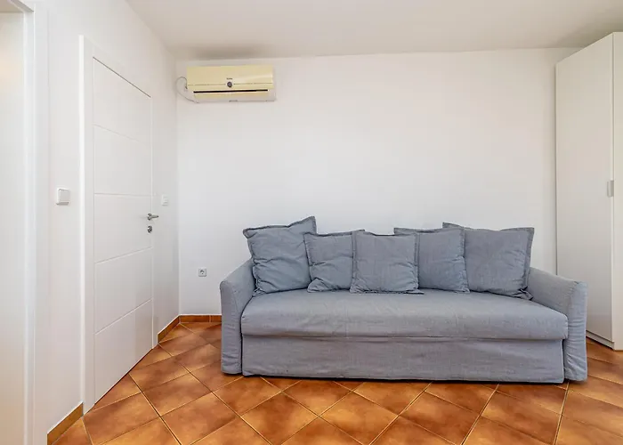 Apartman Haya With Heated Pool Linardici