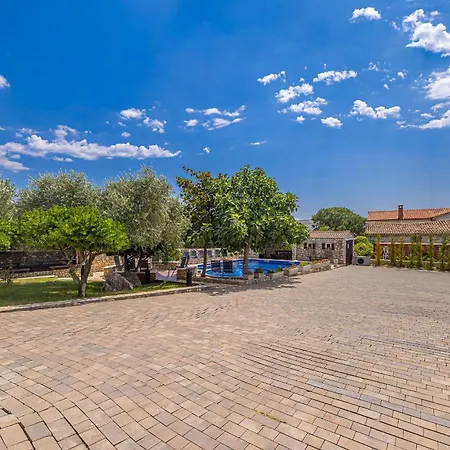 Haya With Heated Pool Appartement *