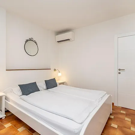 Haya With Heated Pool Linardići